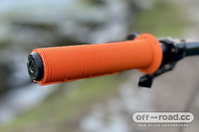 Dmr handlebar online grips