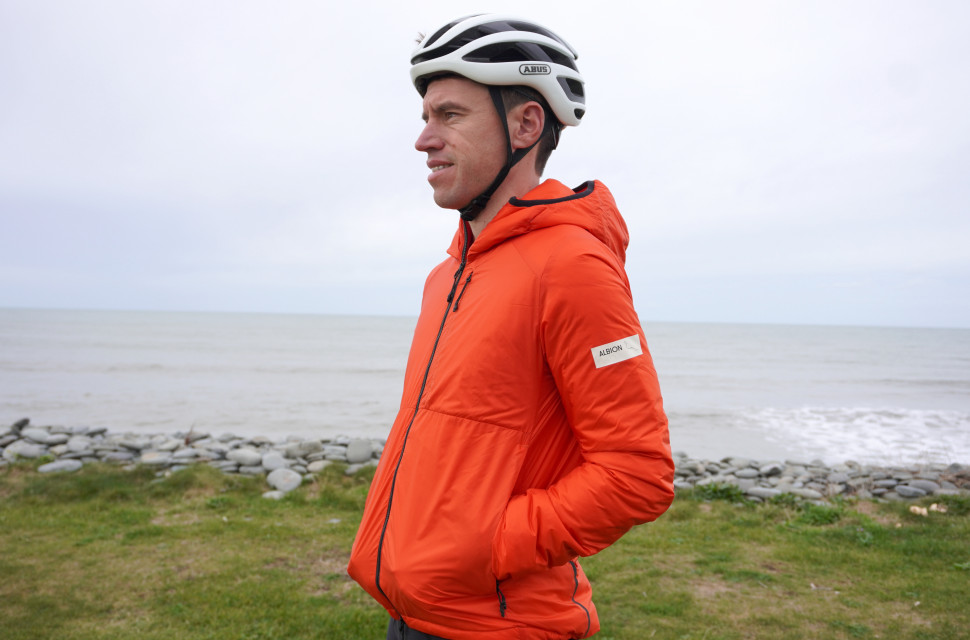 https://off.road.cc/sites/default/files/styles/970wide/public/thumbnails/image/Albion_Zoa_Insulated_Jacket_Main.JPG?itok=Ao2Tg2VY
