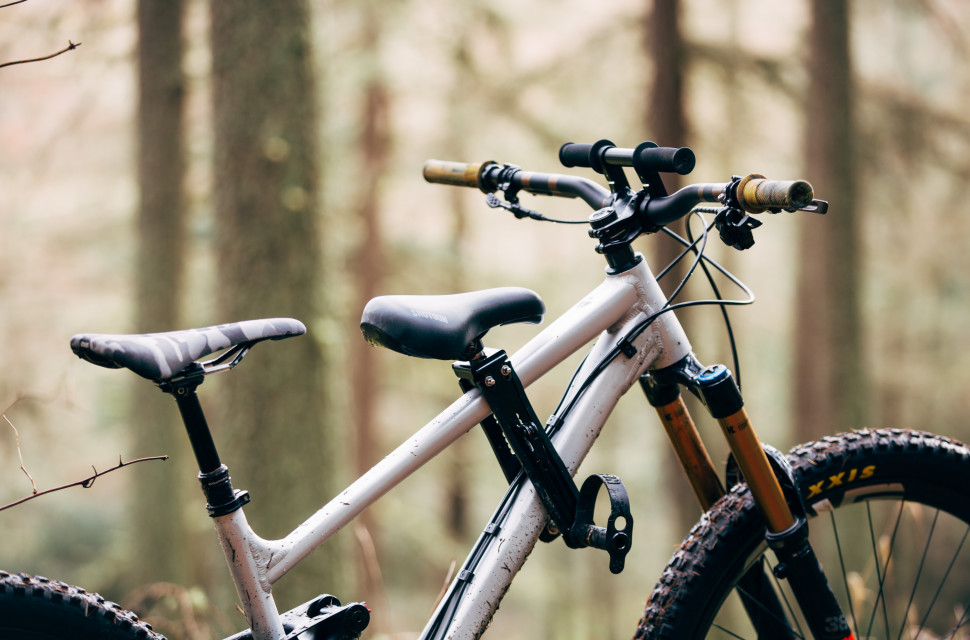 Handlebar seat store