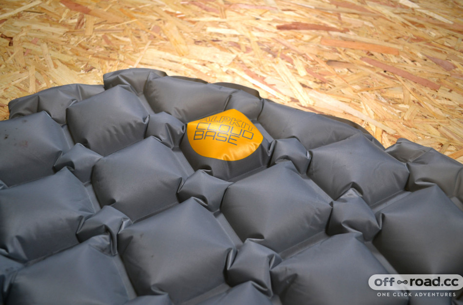 Revolutionair hamer Salie Alpkit Cloud Base inflatable sleeping mat review | off-road.cc